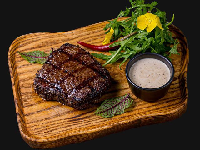 Pepper Steak  из филе телятины с перечным соусом