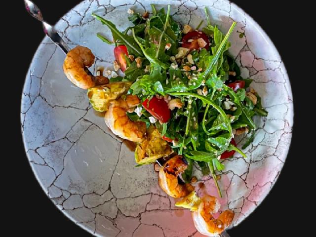 Салат с руколой, авокадо и креветкой  Grill