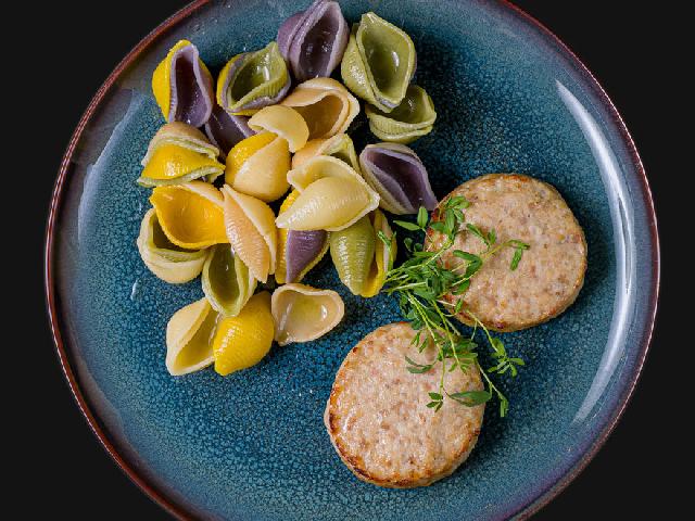 Макарошки с куриными котлетками