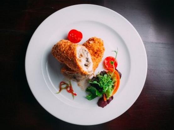 Хрустящий цыпленок в темпуре с овощами и соусом из томатов