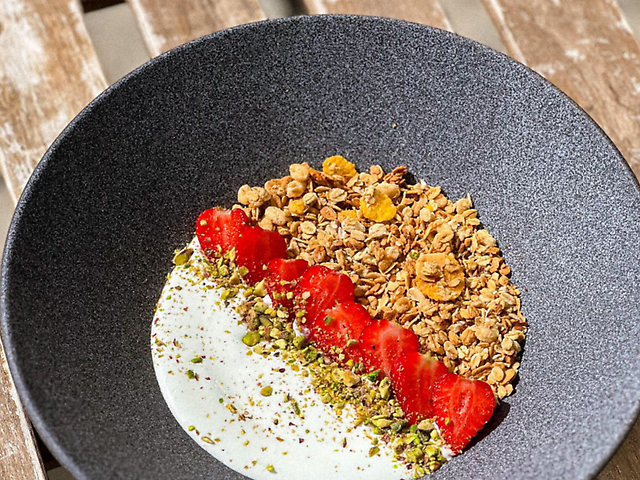 ГРАНОЛА З ЙОГУРТОМ ТА ЯГОДАМИ: 