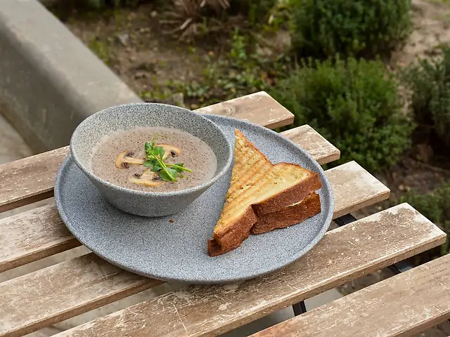 ГРИБНИЙ КРЕМ-СУП З ГРІНКОЮ