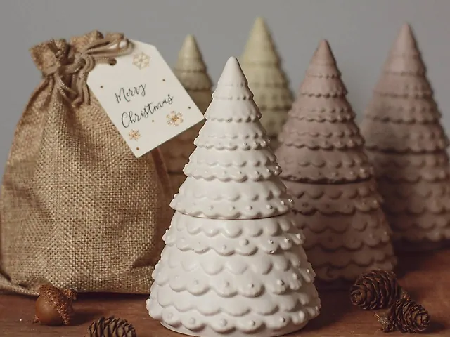 "Омела" соєва свічка у гіпсовому кашпо, білий