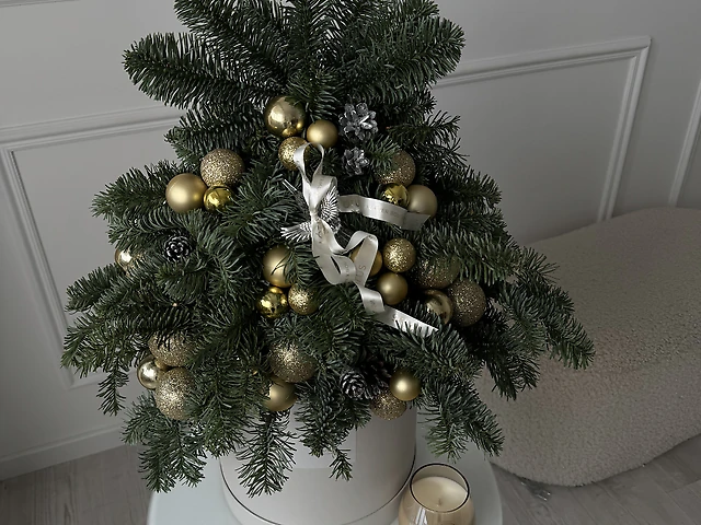 Ялинка з золотим декором та гірляндою