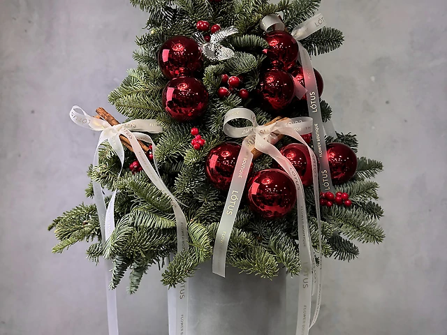 Ялинка з червоним декором