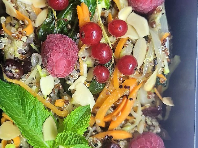 QUINOA WITH VEGETABLES, SPINACH, AND CRANBERRIES