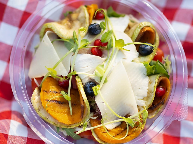 SALAD WITH SOUS-VIDE CHICKEN