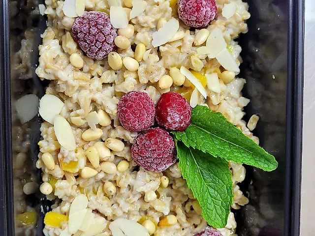 SWEET OATMEAL WITH RASPBERRIES AND MANGO