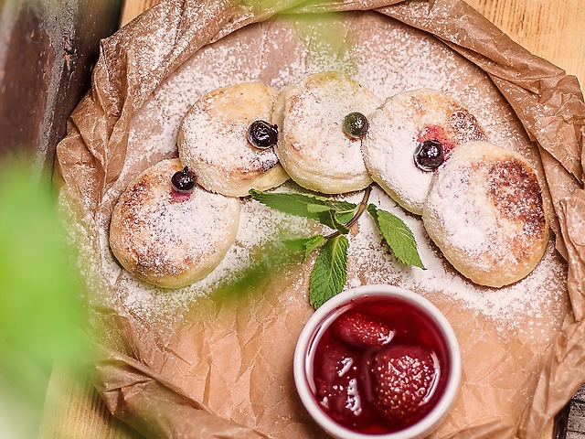 Домашні сирники з родзинками