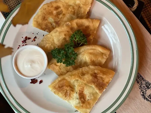 Смажена плацинда з бринзою і зеленню