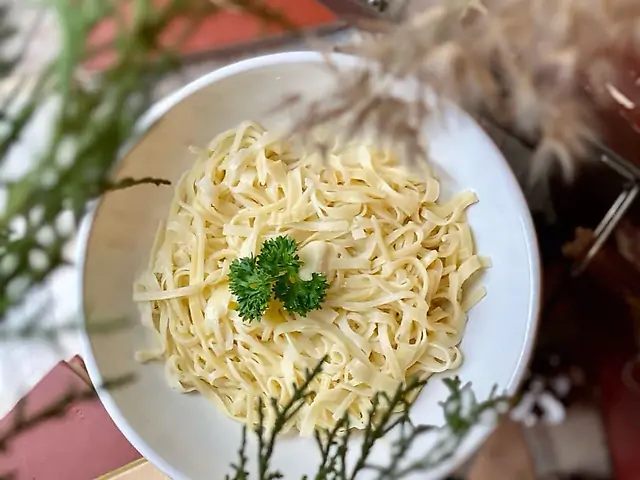 Локшина домашня на курячому бульйоні